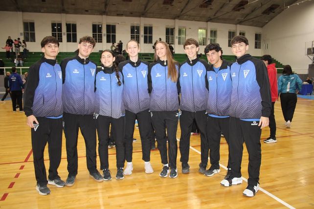 Los ocho representantes rosarinos del plantel santafesino que jugó el Nacional Sub-16 en la Patagonia.