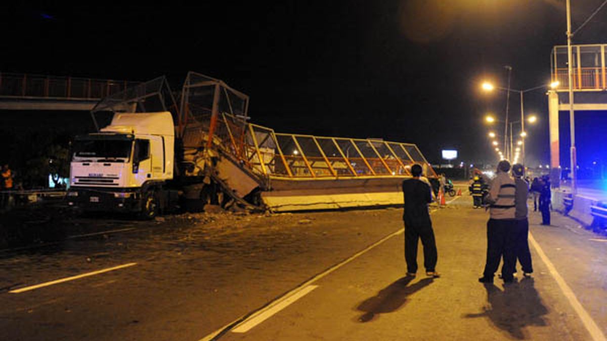 Un camión chocó y derribó un puente peatonal sobre avenida Circunvalación
