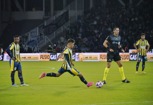 Tremenda pegada de Alan Rodríguez para empatar el partido. La falta fue sobre Montoya. Tras un buen primer tiempo