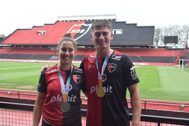 Con la rojinegra y las medallas. Lucía Rossi y Augusto Van de Casteele jugaron en la selección argentina de futsal en los Suramericanos de Paraguay.