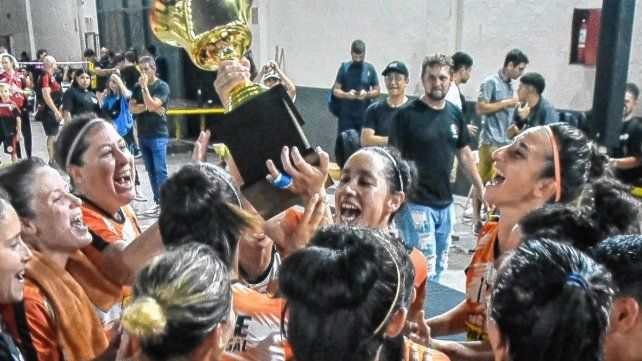 La Salle Futsal femenino renovó su indumentaria y busca sponsors.