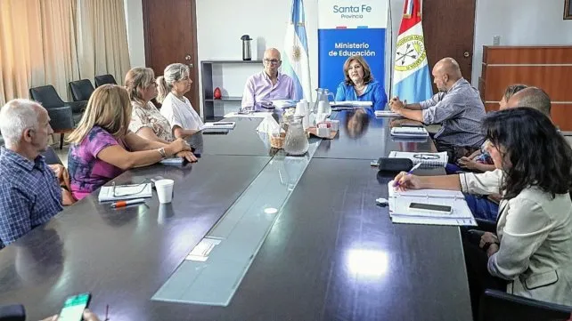La reunión paritaria del gobierno provincial y los gremios docentes se realizó en la ciudad de Santa Fe.