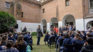 San Lorenzo distinguió a los estudiantes que hicieron el video con música de Oasis