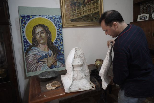 Berton descubre una de las&nbsp; 12 réplicas de pináculos de una fuente.