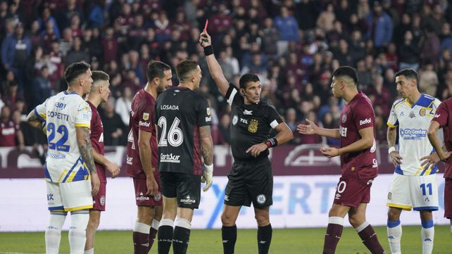 El rival de Central terminó el encuentro con diez futbolistas en cancha.