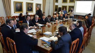 Encuentro. El mandatario provincial compartió información con intendentes de todos los partidos.&nbsp;