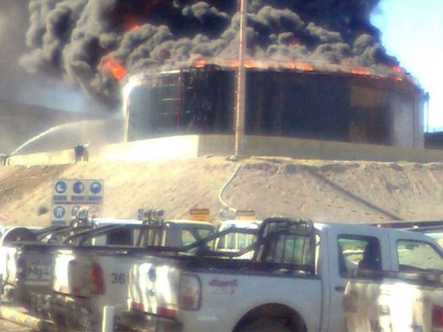 La empresa YPF ratificó que el operativo se lleva adelante  sin que se registren heridos de gravedad.