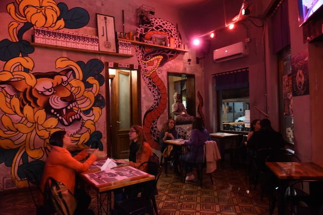 Tora izakaya. En Tucumán y Riccheri hay un bar de street food japonesa cuyo fuerte es la cerveza artesanal.