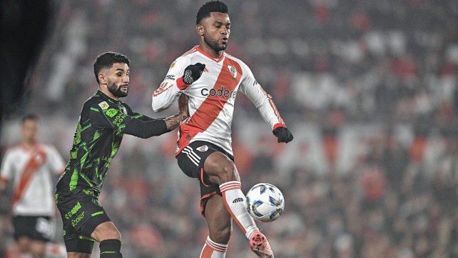 River está venciendo a Sarmiento en el Monumental.
