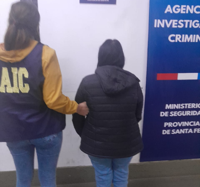 La presunta extorsionadora capturada en Villa Gobernador Gálvez. A través de Instagram le pedía dinero a un comerciante para no balear el negocio.&nbsp;