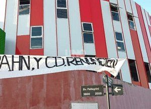Hinchas de Unión colocaron una pancarta pidiendo la renuncia de la comisión directiva