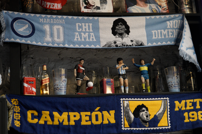 La decoración es clave en el bar, quienes lo visitan recorren cada uno de los estantes con referencias al jugador.