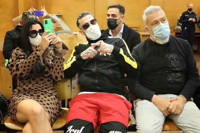 Los Caniggia en los tribunales de Córdoba. Charlotte filmó desde que entró al edificio