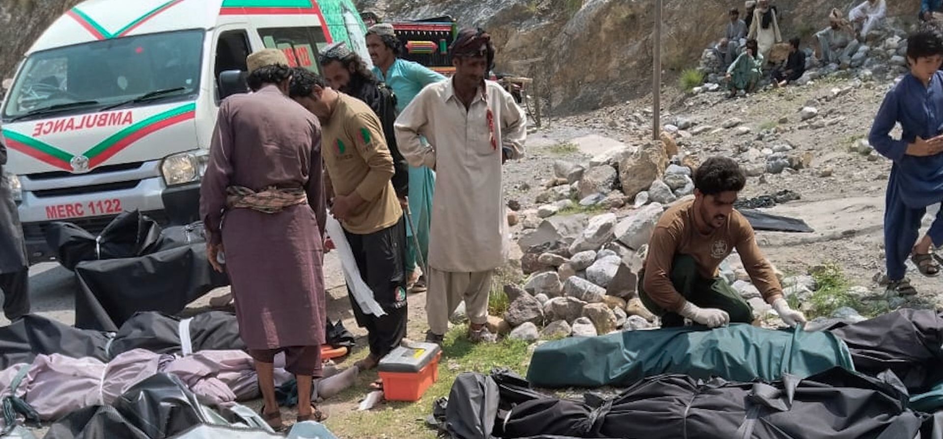 Rescatistas y voluntarios cubren cuerpos después de que un autobús de pasajeros atestado cayó a un barranco, en Dana Sar, en el suroeste de Pakistán, el 3 de julio de 2026. (Foto AP/Zain Ullah) Rescatistas y voluntarios cubren cuerpos después de que un autobús de pasajeros atestado cayó a un barranco, en Dana Sar, en el suroeste de Pakistán, el 3 de julio de 2026. (Foto AP/Zain Ullah)
