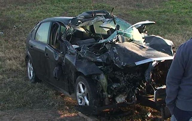 Destrozado. El Ford Focus negro impactó con la parte trasera de un camión.