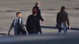 Xavi Hernández avanza primero hacia el avión. Lo siguen Jordi Alba y Sergio Busquet. El aeropuerto estuvo operable después de las 9.