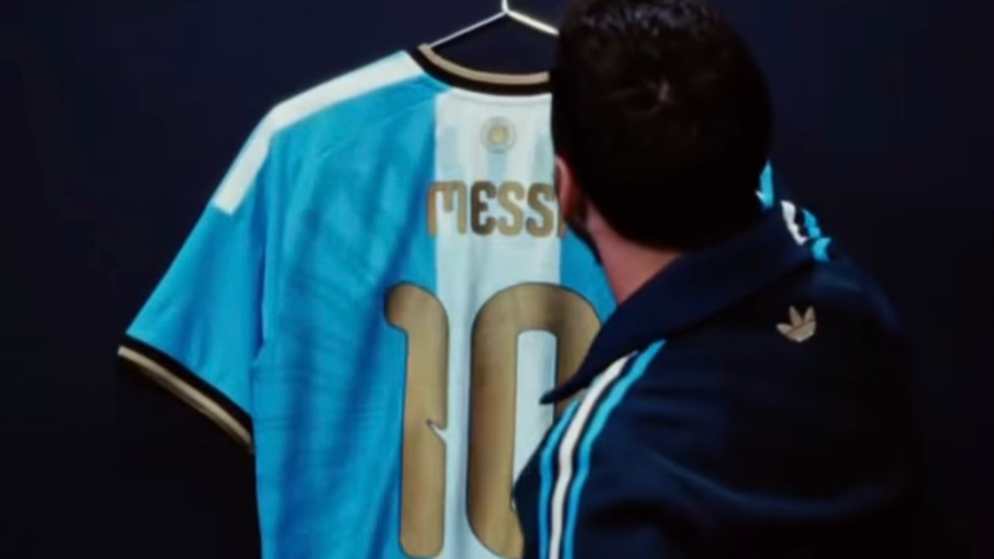 El rosarino mostró la estética especial que tiene el diseño de la camiseta para una jornada histórica