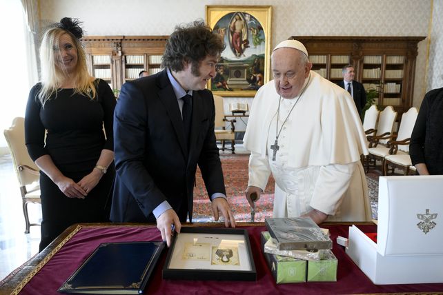 El presidente Javier Milei y el Papa Francisco intercambian regalos antes de la reunión.