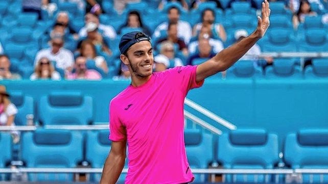 Victoria de Francisco Cerúndolo sobre el césped de Queens