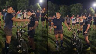 &nbsp;El capitán Exequiel Benítez le entrega la bicicleta a Ian en el último entrenamiento.&nbsp;