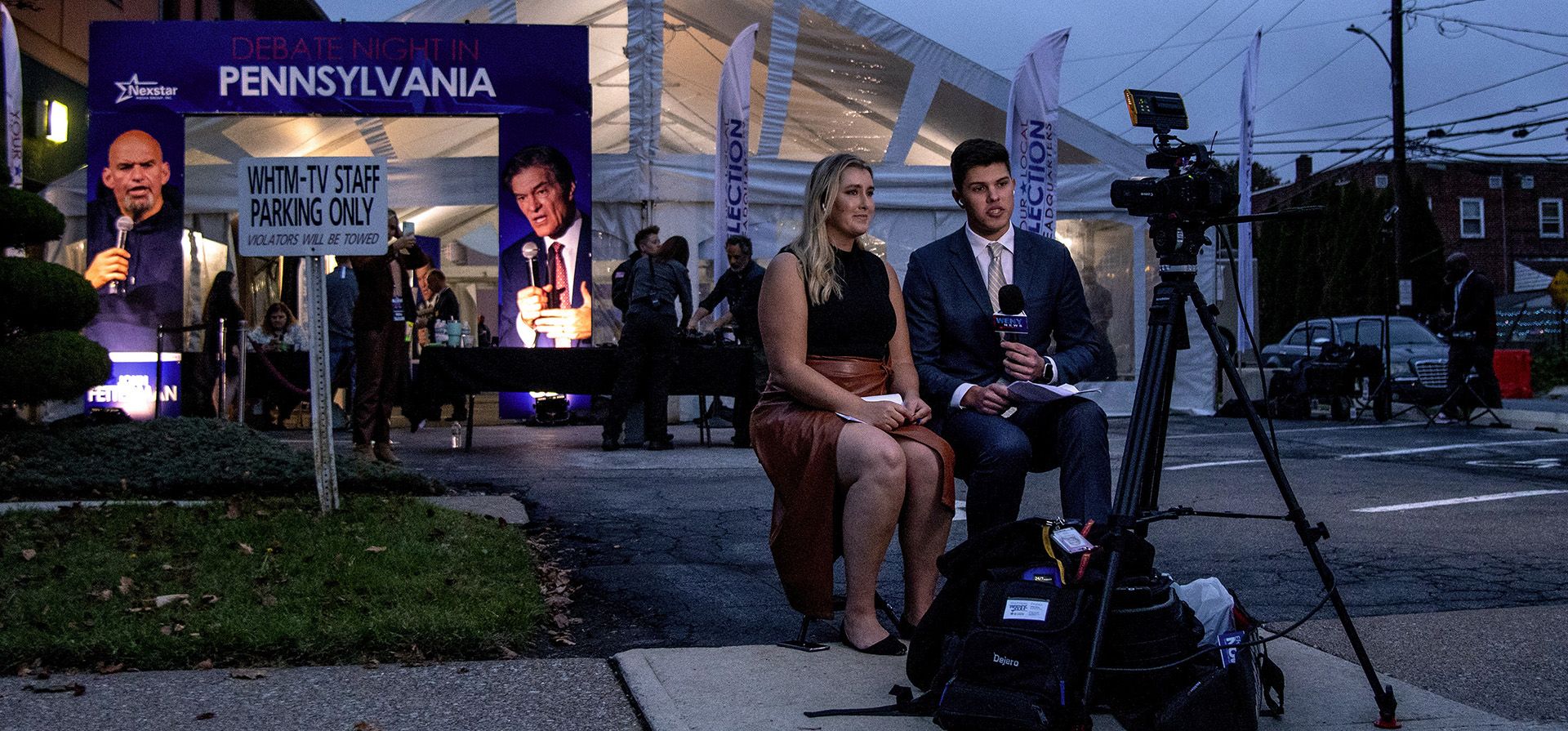 Una escena exterior antes del primer y único debate entre los candidatos al Senado de los Estados Unidos, el republicano Mehmet Oz, y el demócrata John Fetterman, en el estudio WHTM-TV/ABC 27 en Harrisburg.