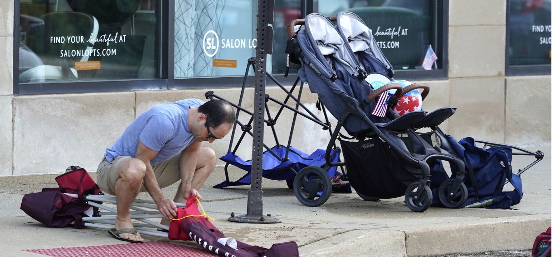 Elliot Lieberman reúne sus sillas plegables un día después de un tiroteo masivo en el centro de Highland Park, Illinois, el martes 5 de julio de 2022. Un tirador disparó en un desfile del Día de la Independencia desde un techo rociando a la multitud con disparos que inicialmente se confundieron con fuegos artificiales antes de que cientos de personas entraran en pánico, los presentes en el lugar de todas las edades huyeron aterrorizados.