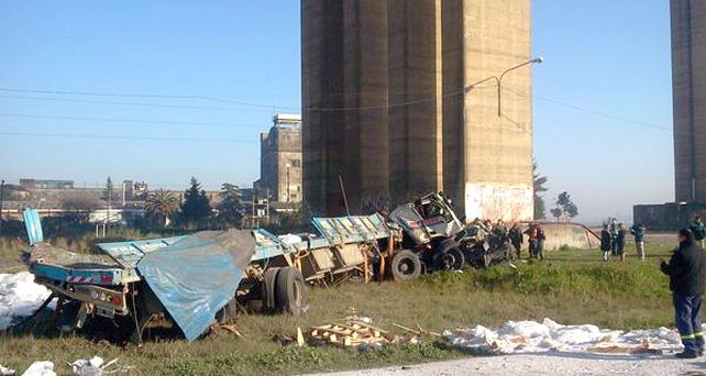Puente Z&aacute;rate-Brazo Largo: un cami&oacute;n cay&oacute; de 45 metros y su conductor s&oacute;lo sufri&oacute; una fractura