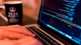 La iniciativa tiene como objetivo formar en programación FullStack a estudiantes de ingeniería en Sistemas, analista en Sistemas, Programación y/o Ciencias de la Computación.