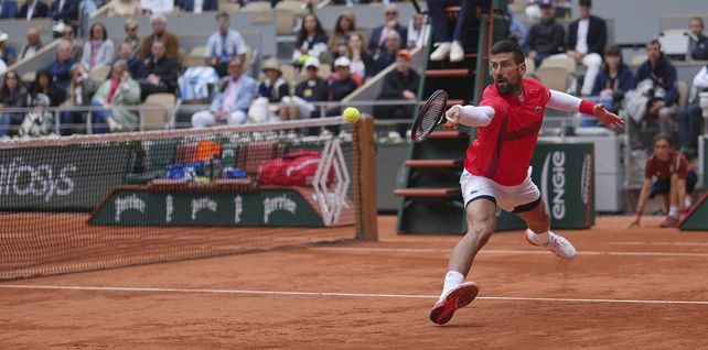 Novak Djokovic demostró su vigencia en Roland Garros. (Foto AP/Christophe Ena)