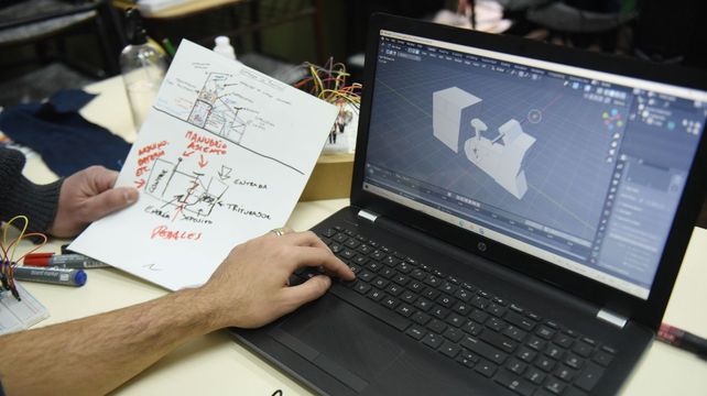 Diseñaron una bicicleta ecológica que tritura plástico para el reciclado