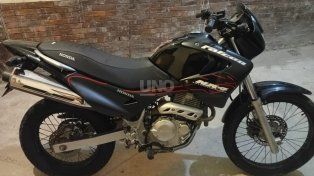 Delincuentes rompieron la vidriera de un comercio en Aristóbulo del Valle, robaron dos motos y escaparon: las recuperaron