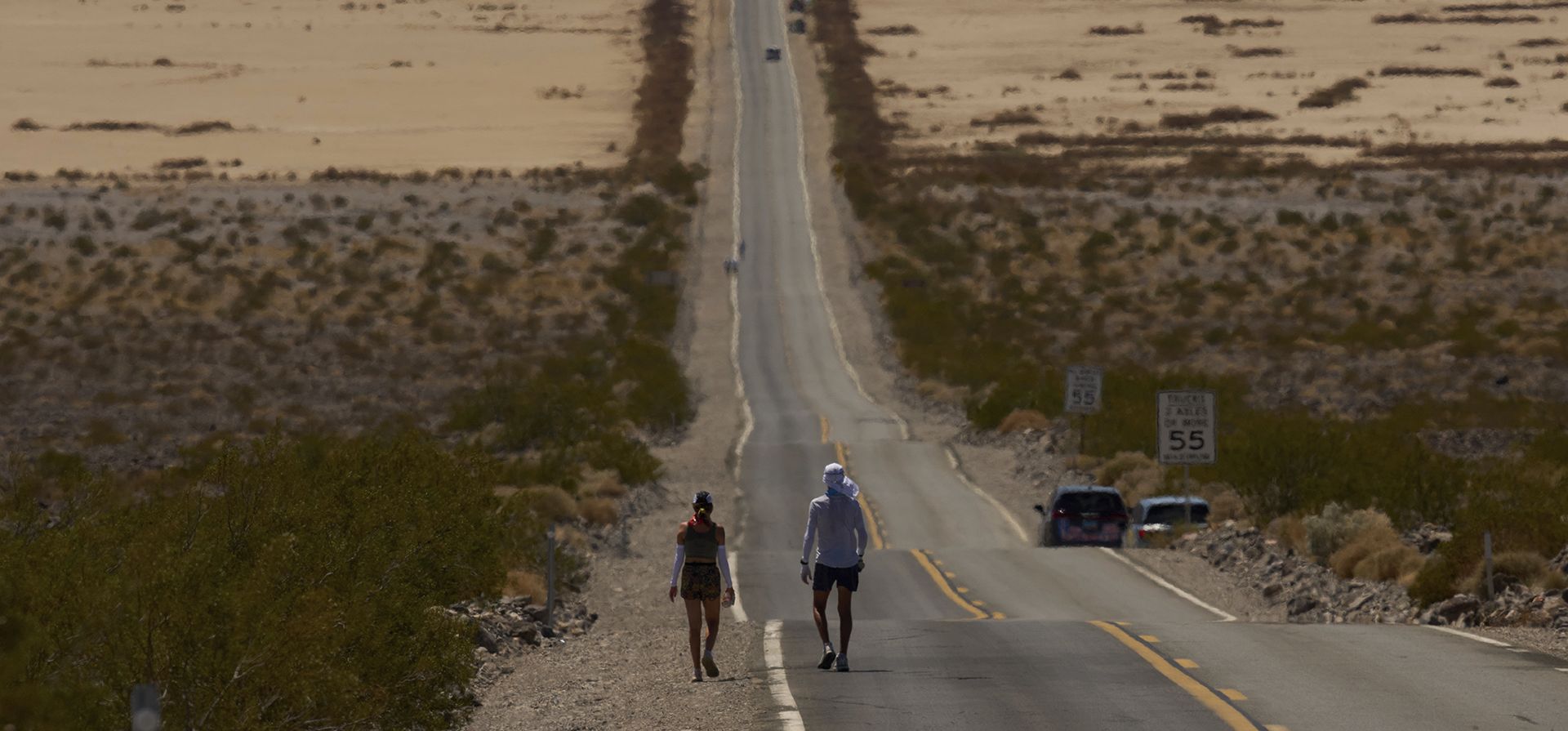 Danny Westergaard, a la derecha, compite con la ayuda de su hija Meagan Westergaard durante el Ultramaratón Badwater 135, el martes 8 de julio de 2025, en el Parque Nacional del Valle de la Muerte, California. (Foto AP/John Locher) Danny Westergaard, a la derecha, compite con la ayuda de su hija Meagan Westergaard durante el Ultramaratón Badwater 135, el martes 8 de julio de 2025, en el Parque Nacional del Valle de la Muerte, California. (Foto AP/John Locher)