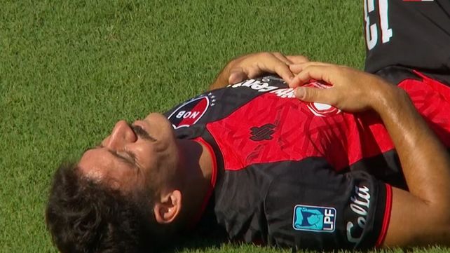 Matías Cóccaro se tiró solo al piso y debió ser sustituido en Newells. Una nueva lesión muscular.