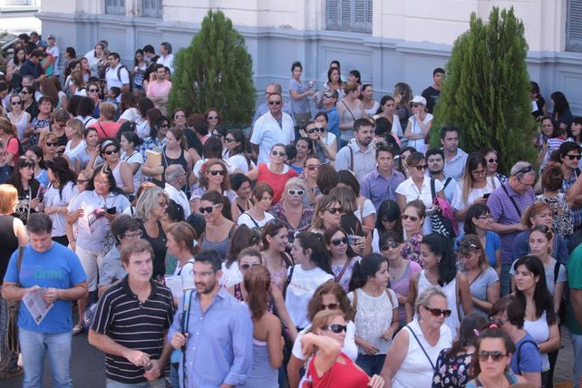 Estatales y docentes marcharon a Casa de Gobierno en repudio del techo del 18% y denunciaron aprietes