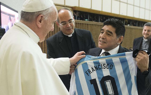 Emotivo encuentro del Papa Francisco con Diego Maradona en el Vaticano