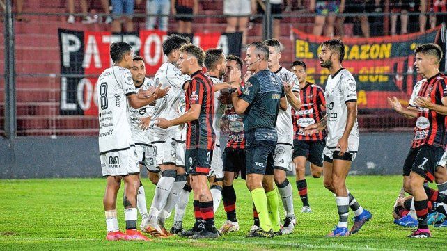 Emanuel Ejarque dirigió el empate con marcador cerrado entre Patronato y All Boys