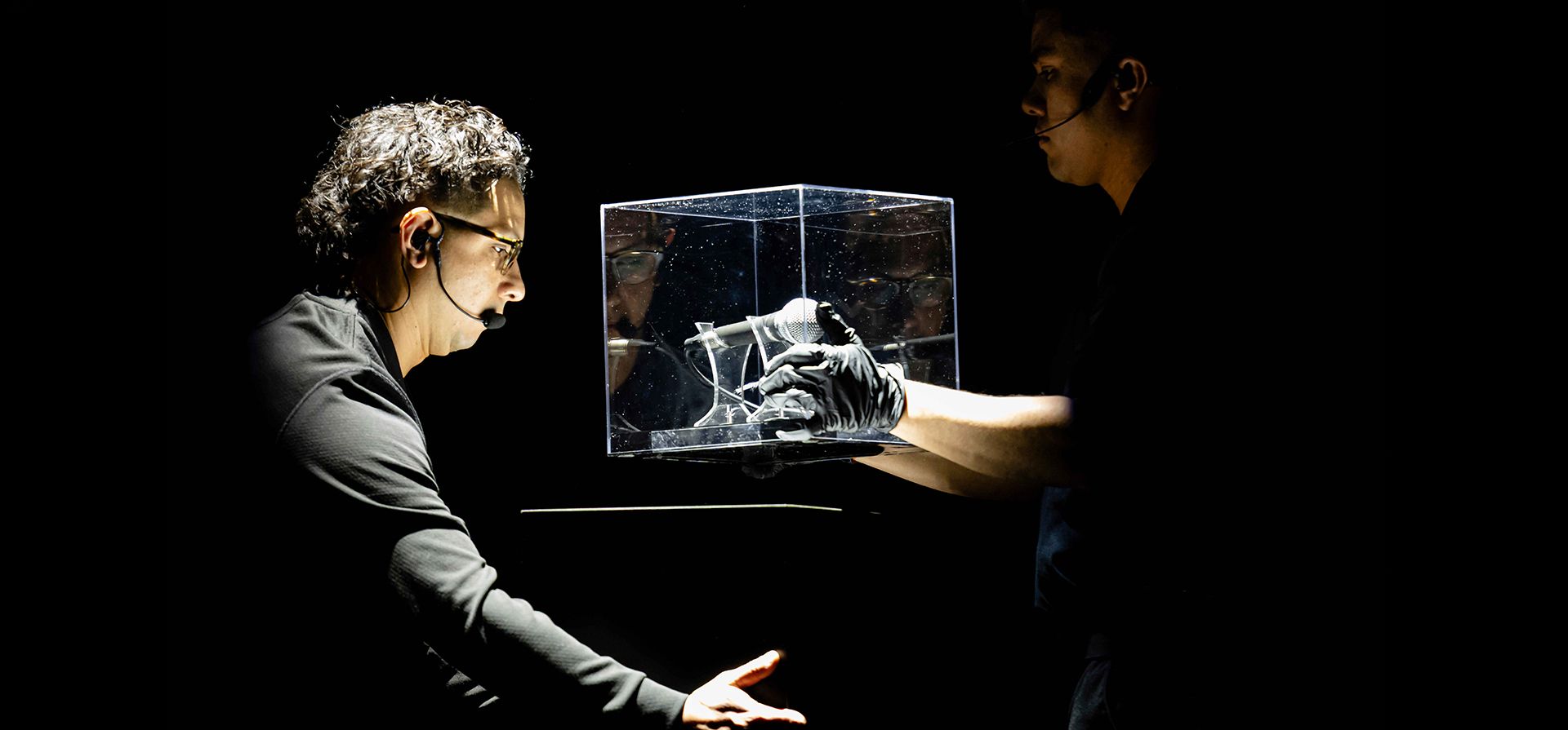 Un trabajador mueve un micrófono usado por Charlie Kirk en la Universidad del Valle de Utah el día en que recibió un disparo mortal durante el AmericaFest 2025 de Turning Point USA, el jueves 18 de diciembre de 2025, en Phoenix. (Foto AP/Jon Cherry) Un trabajador mueve un micrófono usado por Charlie Kirk en la Universidad del Valle de Utah el día en que recibió un disparo mortal durante el AmericaFest 2025 de Turning Point USA, el jueves 18 de diciembre de 2025, en Phoenix. (Foto AP/Jon Cherry)