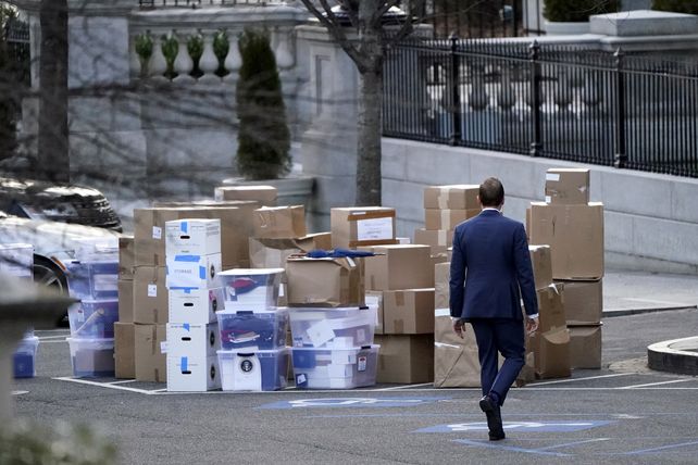 Mudanza. Bienes de Trump son retirados del Ala Oeste de la Casa Blanca.
