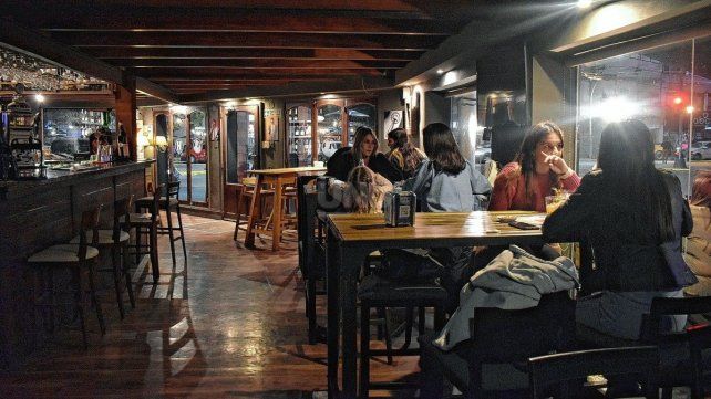 Jaqueados por los tarifazos y la caída de clientes, bares de Santa Fe se ven obligados a reducir personal