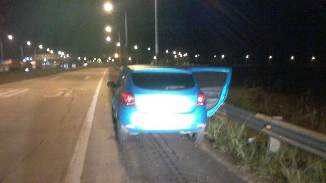 Un hombre fue hospitalizado tras chocar un ternero con su auto