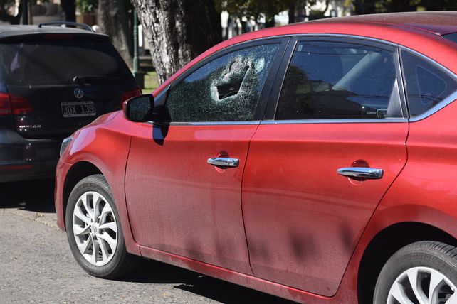 Un video muestra el ataque a balazos en un intento de robo en la puerta de un banco
