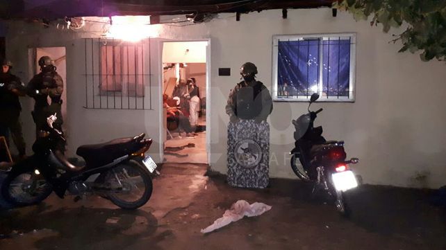 Cayeron vendedores barriales de drogas con cocaína, marihuana, ocho armas y decenas de balas