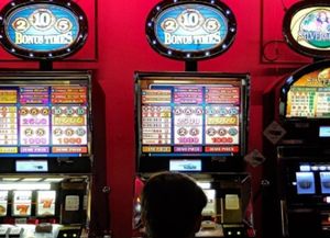Hace dos años ganó 100 millones de pesos pero el casino todavía no lo pagó