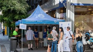 El municipio ofrece dos puntos de hidratación y asistencia médica para paliar los golpes de calor.