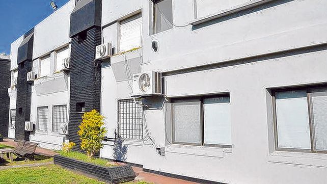 Disponibilidad. El complejo rojinegro cuenta con 18 habitaciones repartidas en dos pisos.&nbsp; Hab&iacute;a 40 camas