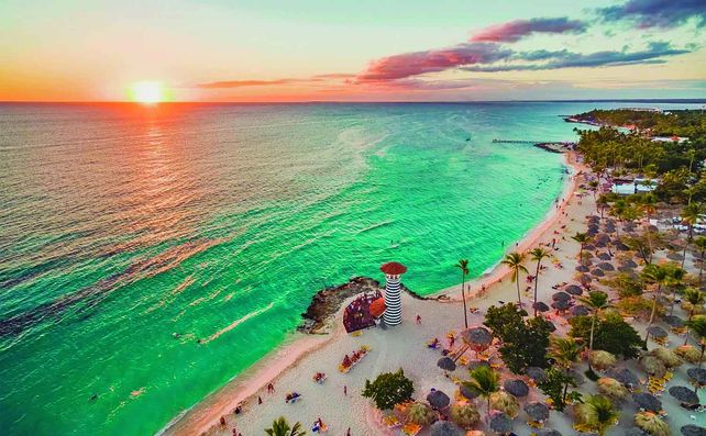 La región combina playas paradisíacas con excursiones a islas como Saona y actividades acuáticas.