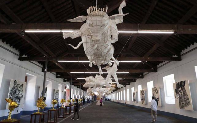 El trabajo del artista chino disidente Ai Weiwei se exhibe durante una vista previa para la prensa de su nueva exposición Rapture en Lisboa