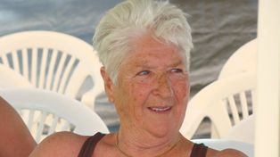 Una ex nadadora ol&iacute;mpica australiana de 71 a&ntilde;os atrap&oacute; a un ladr&oacute;n a pura patada