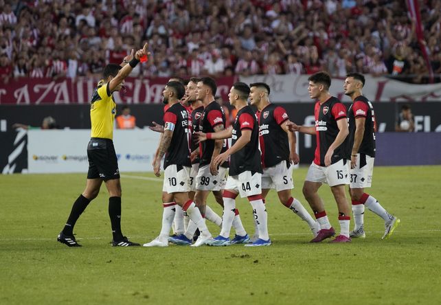 Expulsión. Ever vio la roja ante Estudiantes y no jugó el clásico.