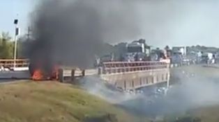 Un auto se prendió fuego tras un choque en la autopista